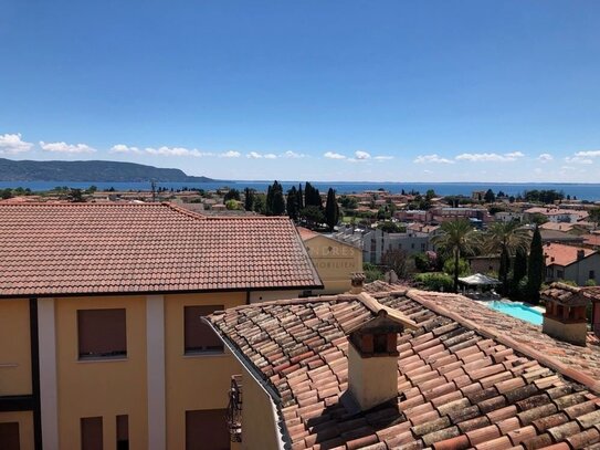 DAS IST DOCH MAL ETWAS ANDRES!! RENOVIERTE PENTHOUSEWOHNUNG MIT TRAUMHAFTEM SEEBLICK!!!