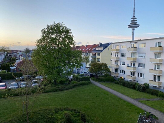 3 einzelne renovierte möblierte WG-Zimmer mit Balkon // New shared flat: 3 renovated furnished rooms