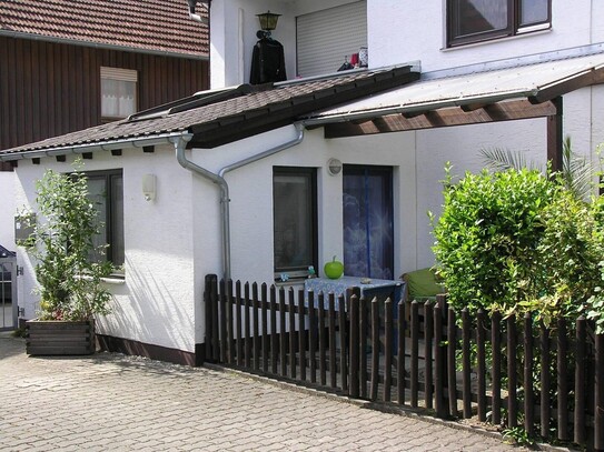 Gepflegte 3 Zi.-EG-Wohnung mit Terrasse, eig. Hauseingang, Garten