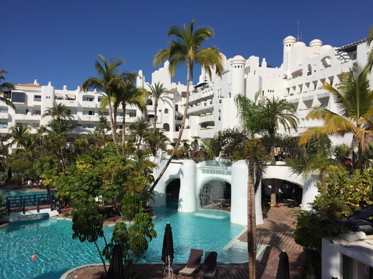 Terrassen- Apartment direkt am Meer im Luxushotel „Jardín Tropical" in Costa Adeje zu verkaufen.