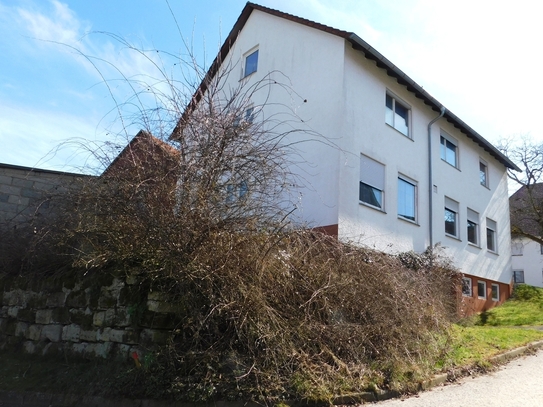 Charmantes Wohn- und Geschäftshaus mit großem Grundstück und vielseitigen Nutzungsmöglichkeiten. Es bieten sich Möglich…