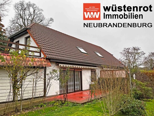 AUCH FÜR ZWEI FAMILIEN: WOHNHAUS MIT DOPPELHAUSCHARAKTER + EINBAUKÜCHEN + GARAGE + DOPPELCARPORT