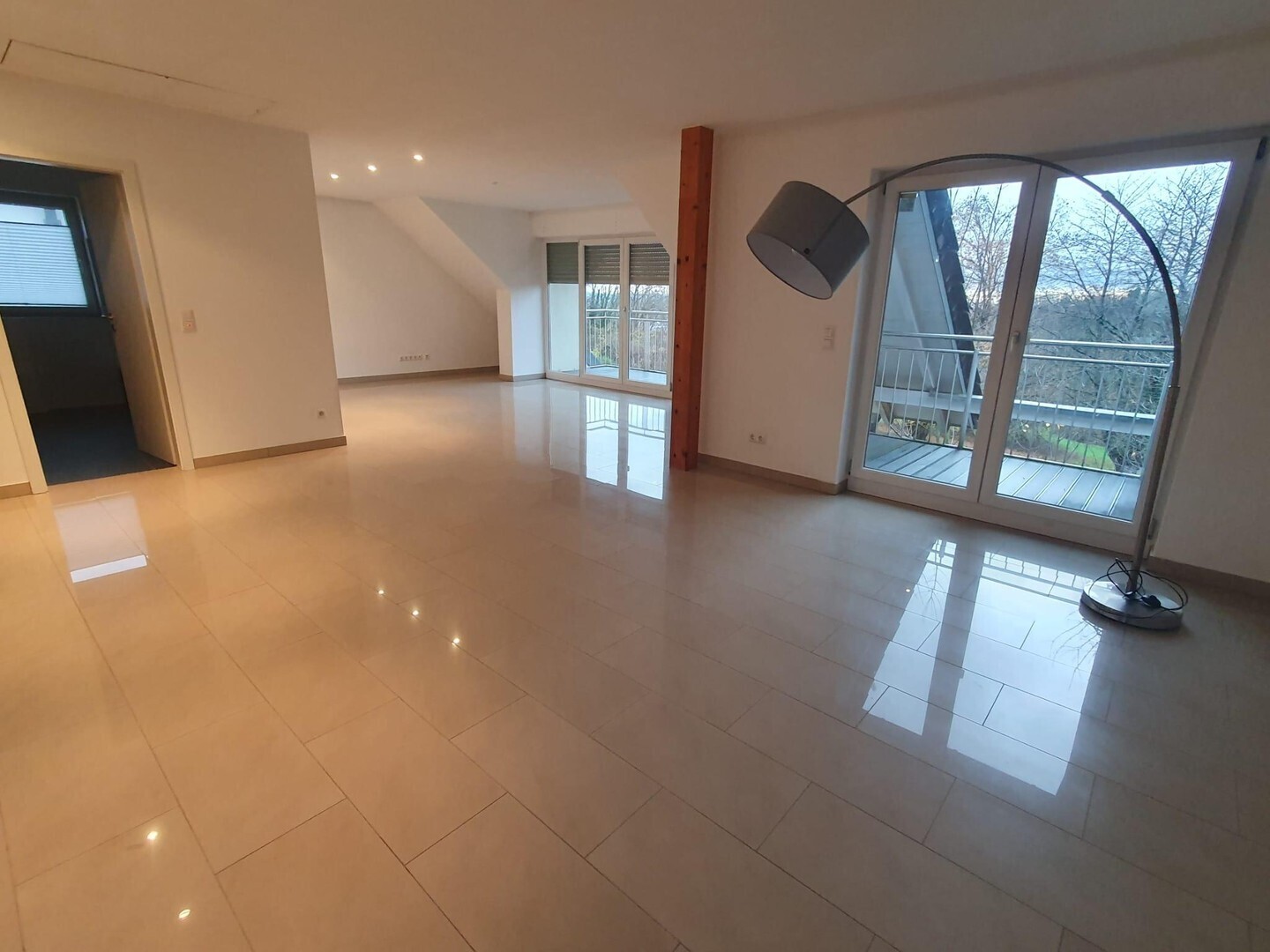                                                               Wohnen im Dachgeschoss mit Fernblick und 2 Balkonen, 3,5 Zi. Whg. - Bestlage in&hellip;                                                       in Haibach (Aschaffenburg)