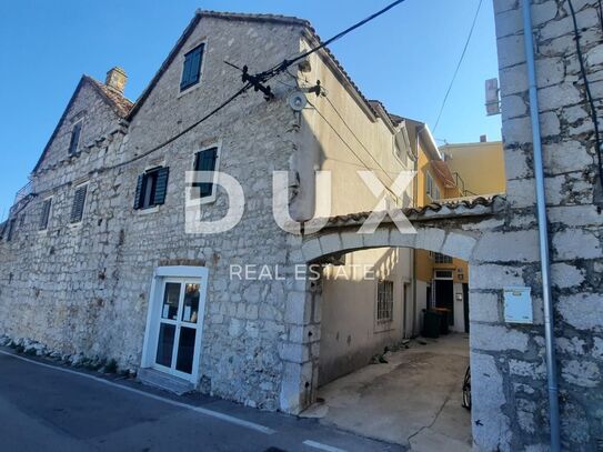 TRIBUNJ, VODICE - Einzigartiges Steinhaus im Herzen von Tribunj: Ideale Investitionsmöglichkeit