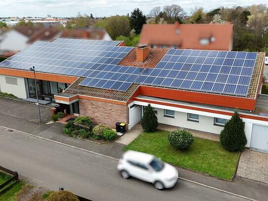 +++Ruhbank: Albert-Schweitzer-Haus mit 400 m² Nutzfläche und großer Erdgeschosswohnung mit Balkon und Garage, Bauplatz…