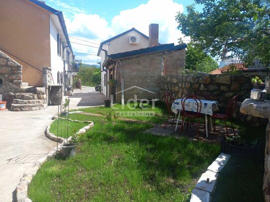 JUŠIĆI Vier kleinere Häuser mit Garten und Hof