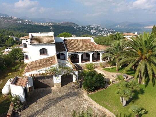 Villa mit großem Grundstück und ebener Zufahrt, herrlichem Ausblick, großen Terrassen, BBQ, ZH, Klima, Garage u.v.a.m.