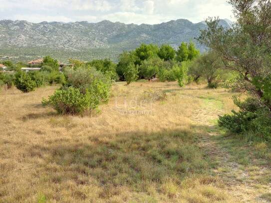 STARIGRAD-PAKLENICA Land 250 m vom Meer