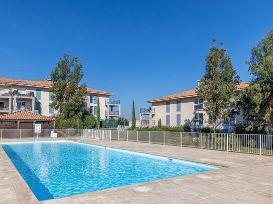 ACEPTED OFFER - Top floor 2-bed, terrace, sea view, pool, golf, in Roquebrune-sur-Argens