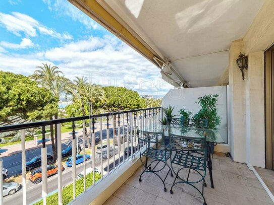 CANNES: 2-bedroom apartment with sea view and top location on the Croisette
