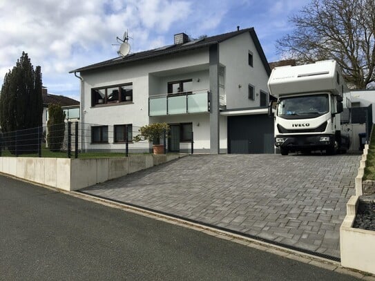 Großzügiges Wohnen im Grünen mit Einliegerwohnung, Wohnmobilstellplatz, Garagen/Carport