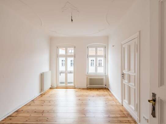 Helle Altbauwohnung mit Balkon und Blick auf den Gustav-Müller-Platz - bezugsfrei ab sofort