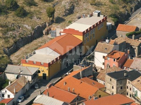 SENJ - Geschäfts- und Wohngebäude/HOTEL/GEBÄUDE/GASTRONOMIE/KASINO 150 Meter vom Meer entfernt!