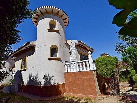 Schöne freistehende Villa mit 3 Schlafzimmern mit Garage und Garten in der Nähe von Villamartin