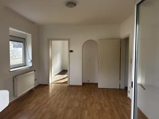 3 Zimmer Wohnung mit Balkon in Alt Godesberg (ab 200.000 €)gegen Höchstgebot abzugeben
