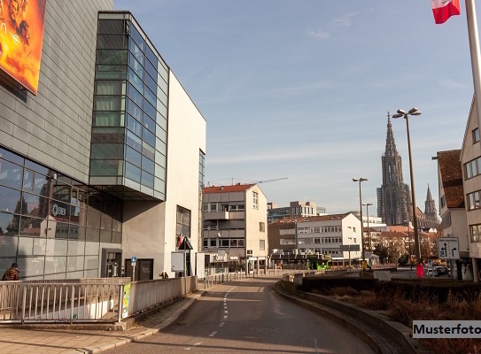 Wohn- und Gewerbegebäude nebst Lagerhalle