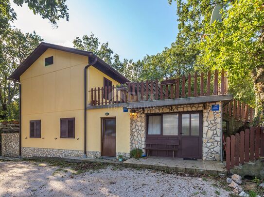 INSEL KRK, RISIKA - Apartmenthaus mit großem Garten