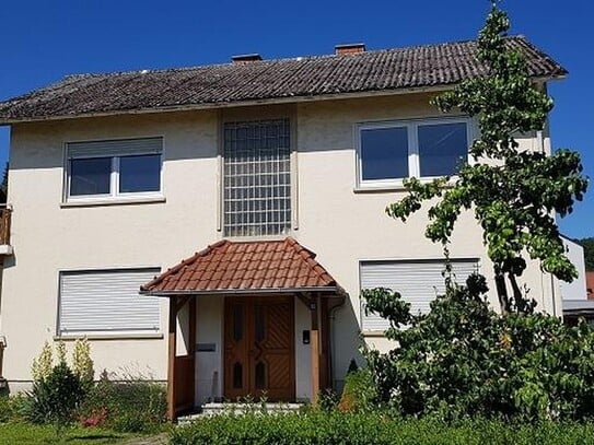 frei stehendes 2 Familienhaus mit Nebengebäude