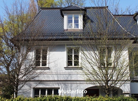 Mehrfamilienhaus mit Parkplätzen + guter Zustand +