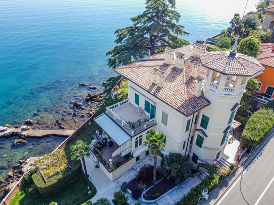 OPATIJA, LOVRAN - erste Reihe zum Meer, Etage in einer gepflegten historischen Villa mit Zugang zum Meer und Garten