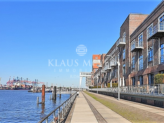 sehr repräsentative Loftfläche, hohen Decken, weite Aussicht über Hafen und die Elbe, provisionsfrei