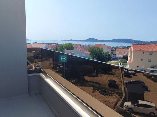 VODICE, Neubau, 2. Etage, 450 m vom Strand entfernt, Meerblick, Aufzug