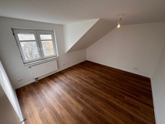 Bezugsfertige, frisch renovierte Dachgeschosswohnung