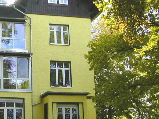 Zwei-Zimmer-Dachwohnung in zentrumsnaher Villa incl. Stellplatz