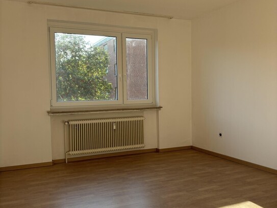 Zentrale 3-Zimmer-Wohnung mit Einbauküche, Balkon und Tiefgarage