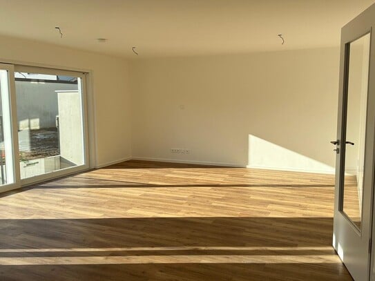 *ERSTBEZUG* Stilvolle 3-Zimmer-Wohnung EG/ UG m. gehobener Ausstattung, Terrasse u 180m² Garten