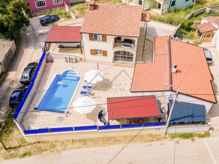Poreč-Bereich, Haus mit drei Wohnungen und einem Swimmingpool