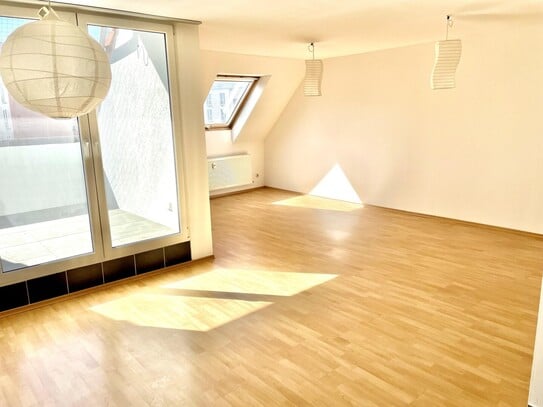 Rarität! Luxuriöse 3-Zi-Maisonette-Whg mit TG Stellplatz, Loggia und EBK ab 1.11.