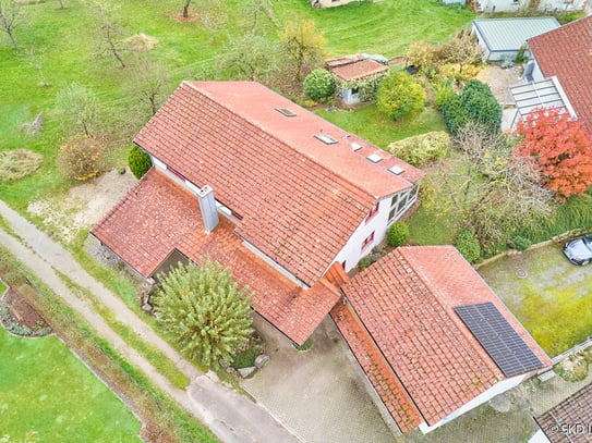 Großzügiges Wohnhaus mit Garagen in ruhiger Ortsrandlage von Sattelbach!