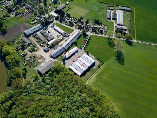 Lager-/Produktionshallen mit Sozial- und Verwaltungsgebäude sowie landw. Flächen auf über 46.000 m²