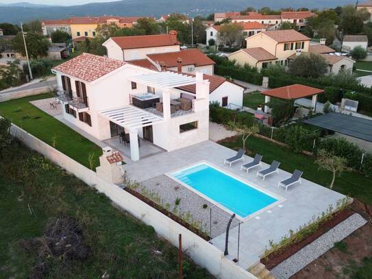 Villa mit Pool und Jacuzzi, Fussbodenheizung und wunderschönen Ausblick in die Natur