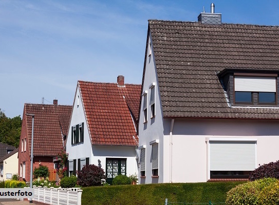 Zweifamilienhaus mit Anbau und Balkon