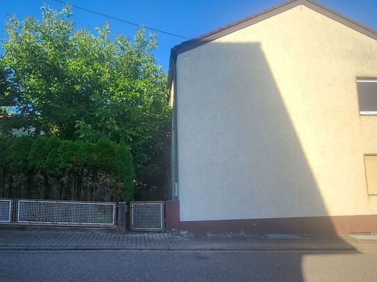 Einfamilienhaus in idyllischer Umgebung mit Garten und Garage, auch für Zweifamilienhaus geeignet