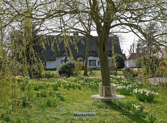 Einfamilienhaus nebst Garagen