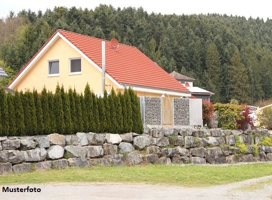 Einfamilien-Doppelhaushälfte, Garage und Carport