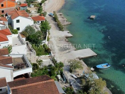 Kroatien Trogir Riviera großes Haus am Wasser mit vier Wohnungen zu verkaufen