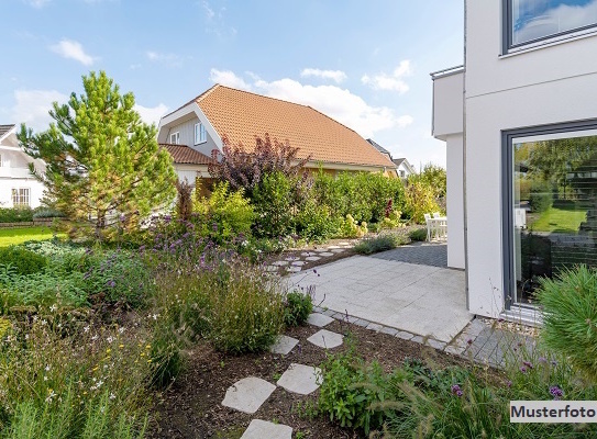 Einfamilienhaus mit Garagenschuppen und Carport