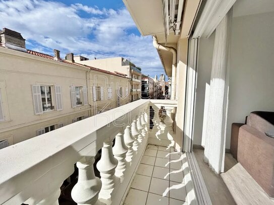 SAINT-RAPHAËL: 82 m² 2-bedroom apartment , loggia, balconies, town centre