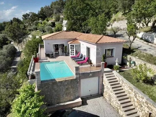 ASPREMONT, près de Nice : Villa contemporaine avec piscine à débordement et grand jardin