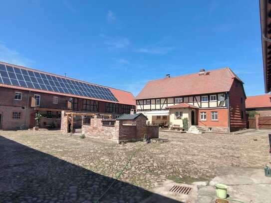 Nachhaltigkeit trifft auf Vielseitigkeit:Autarker 4-Seiten-Hof mit Land+ertragreicher Solaranlage