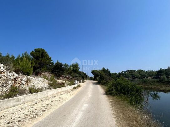 ZADAR, ZATON - Baugrundstück, erste Reihe zum Meer