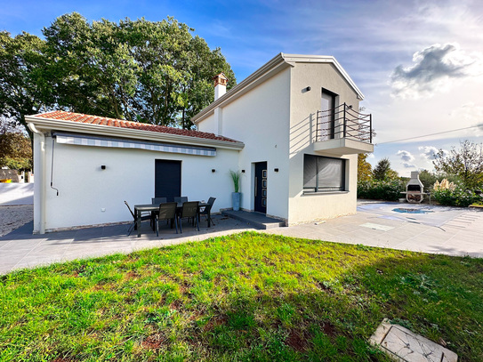 Ein schönes Haus mit Swimmingpool, in der Nähe von Poreč