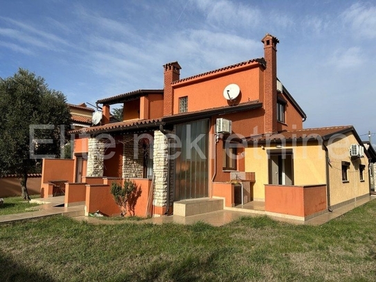 ISTRIEN, VALBANDON - Einfamilienhaus mit drei Wohnungen + Garten von 1462m2