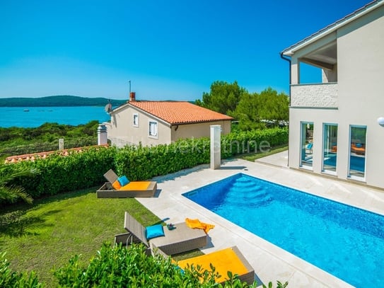 Pomer - Villa mit Pool und Panoramablick auf das Meer