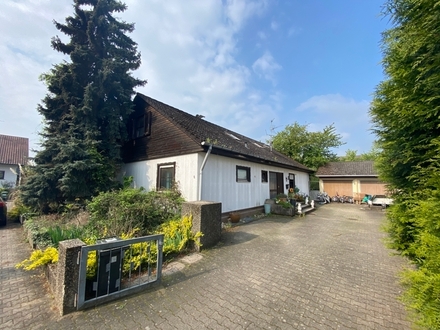 Freistehendes Einfamilienhaus mit großem Grundstück
