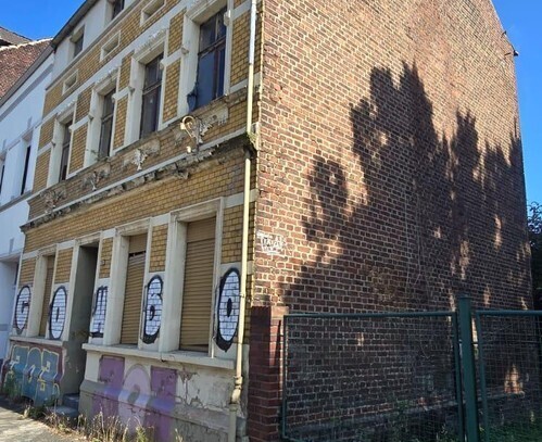 entkerntes Mehrfamilienhaus auf großem Grundstück aus Jahrhundertwende